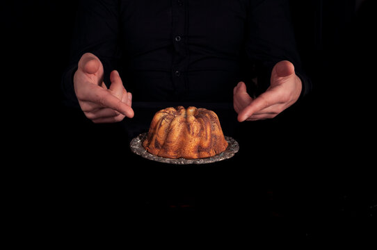 Ciasto na talerzy. Niezdrowa dieta. Nadmiar cukru. Pantomima