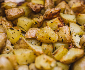 Primer plano de patatas asadas y especiadas