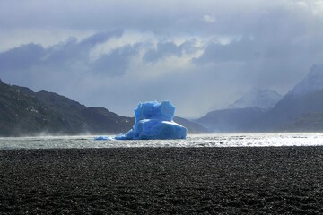 Azul intenso D.O. Glaciar Grey. Torres del Paine. Chile