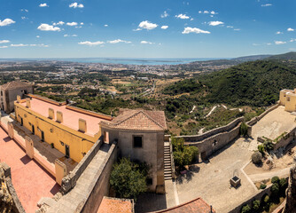 Obraz premium Panoramic view of the Palmela castle, in Portugal, with the city of Setúbal, the Sado river, the peninsula of Troia and the Serra da Arrábida in the background on a summer day.