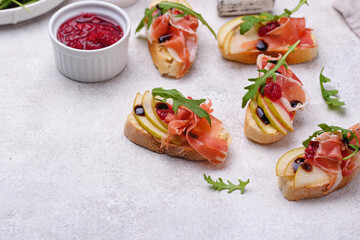 Toasts with pear and prosciutto