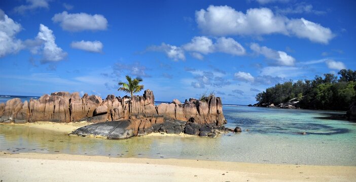 &Icirc;lot rocheuse sur une plage des Seychelles