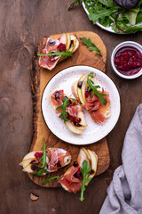 Toasts with pear and prosciutto