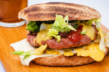 Primer plano de una hamburguesa con queso, huevo y lechuga