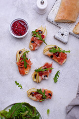 Toasts with pear and prosciutto