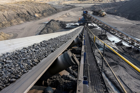 Conveyor belt for processing coal ore