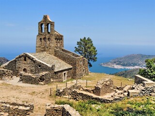 &Eacute;glise en pierre en ruine face &agrave; la mer sur la Costa Brava en Espagne