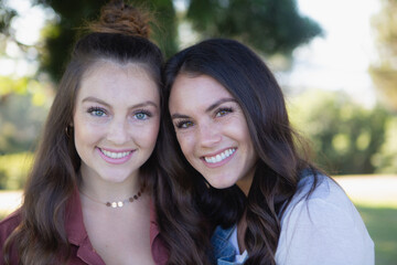 Obraz premium two sisters at a park