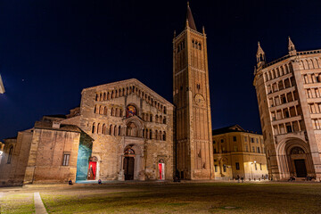 Il duomo e il Battistero di Parma scattata di notte. La classica piazza turistica della chiesa principale nel centro storico di Parma.