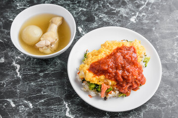 トマトソースのオムライス