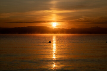 風景素材　美しい琵琶湖の夜明け