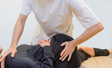 骨盤矯正を受ける女性　整体