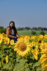 Obraz na płótnie Canvas girl in a sunflower field