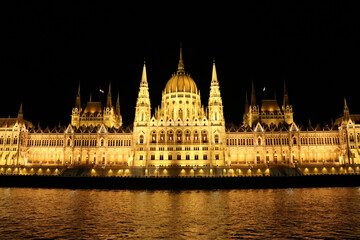 Vista del parlamento hungaro por la noche desde el Danubio