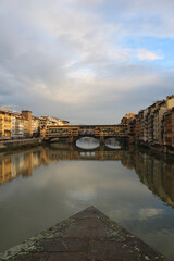 vista del puente viejo desde otro puente del arno
