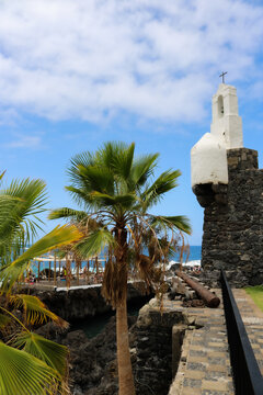 Vista de garachico con una ermita y palmeras en Tenerife