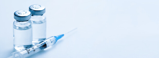 Medical syringe with a needle and a bollte with vaccine. - 410046217