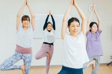 Naklejka premium ヨガ教室・スポーツジム・筋トレ 