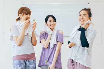 スポーツジムで談笑する女性たち
