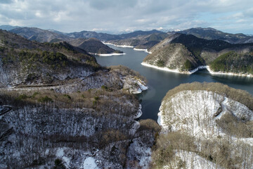 Obraz premium 雪とダム湖