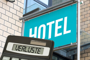 Hotel, Taschenrechner und Verluste wegen Pandemie