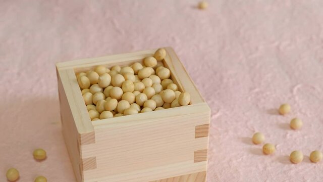 枡に注がれる大豆　こぼれる