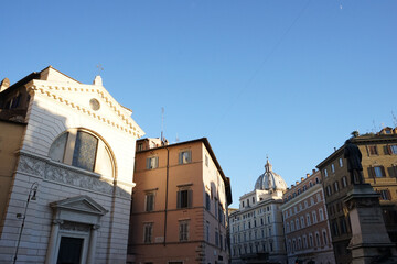 Fototapeta na wymiar Street view with blue sky in Rome, Italy - イタリア ローマ 街並み