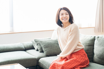 部屋でリラックスする女性