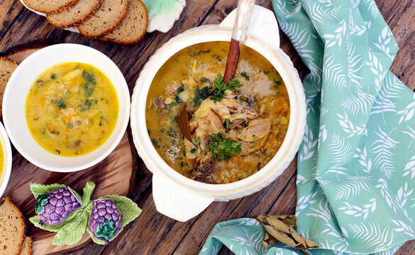 sopa de picles com frango e cogumelos, vista de cima. 