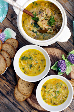 sopa de picles com frango e cogumelos derramados em pratos, vista superior. 


