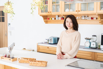 笑顔の女性　キッチン