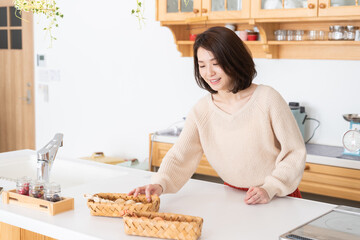 Obraz na płótnie Canvas 笑顔の女性　キッチン
