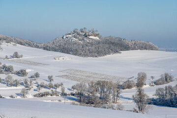 Fototapeta na wymiar Der schneebedeckte Mägdeberg im Hegau