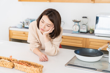 料理をする女性　考える