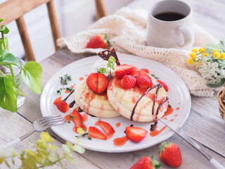 春スイーツ イチゴのパンケーキでティータイム