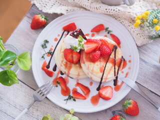 春スイーツ イチゴのパンケーキでティータイム