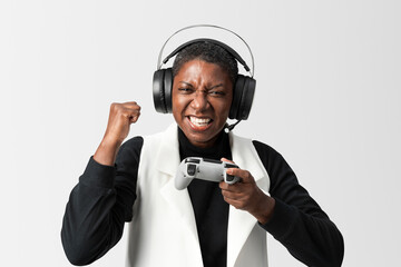 Woman wearing virtual reality headset playing video games © Rawpixel.com