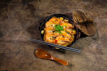 Casseroled prawns with vermicelli in clay pot