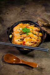 Casseroled prawns with vermicelli in clay pot