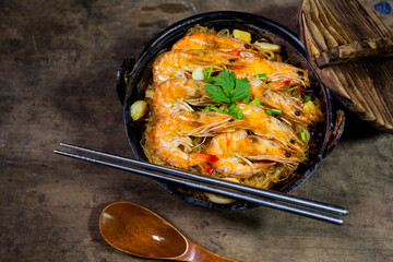 Casseroled prawns with vermicelli in clay pot