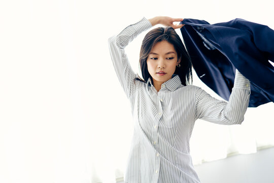 ジャケットを着る30代ビジネスウーマン