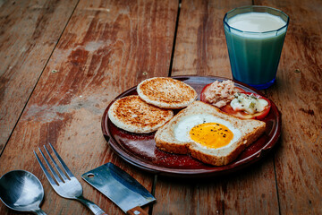 English breakfast - fried egg, beans, tomatoes, mushrooms, bacon and toast