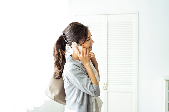 スマートフォンで話す30代日本人女性
