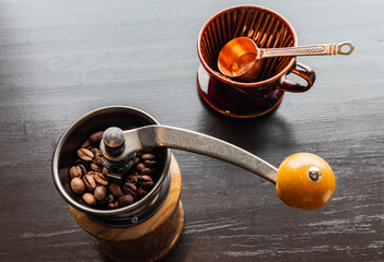 レトロなコーヒーミルでローストしたコーヒー豆をひく