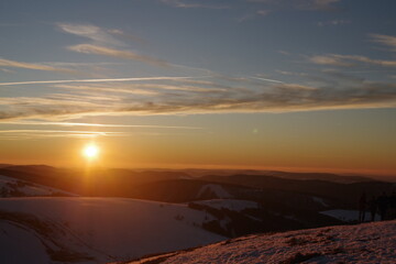 Couché de soleil sur les vosges avec de la neige