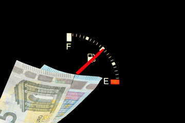 Eine Tankanzeige im Auto, Benzinkosten und Euro Geldscheine