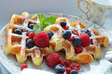 wafle twarogowe ze śmietaną i jagodami, malinami i borówkami