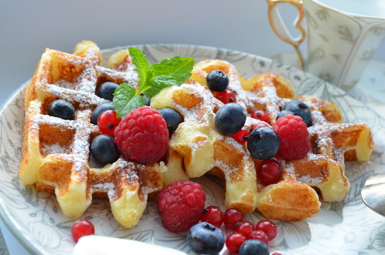 wafle twarogowe ze śmietaną i jagodami, malinami i bor&oacute;wkami