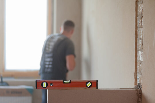 Installation of an aerated concrete partition with level check.