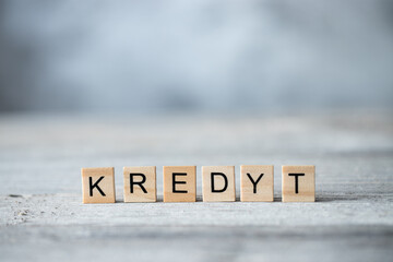 Kredyt, napis z drewnianych liter © andsko